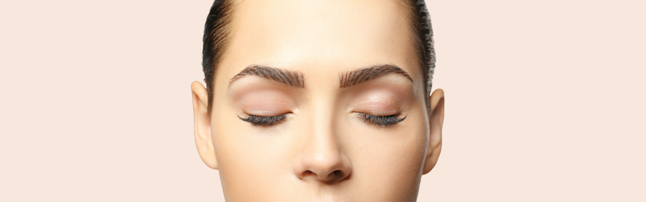 Des sourcils naturels avec le maquillage semi permanent